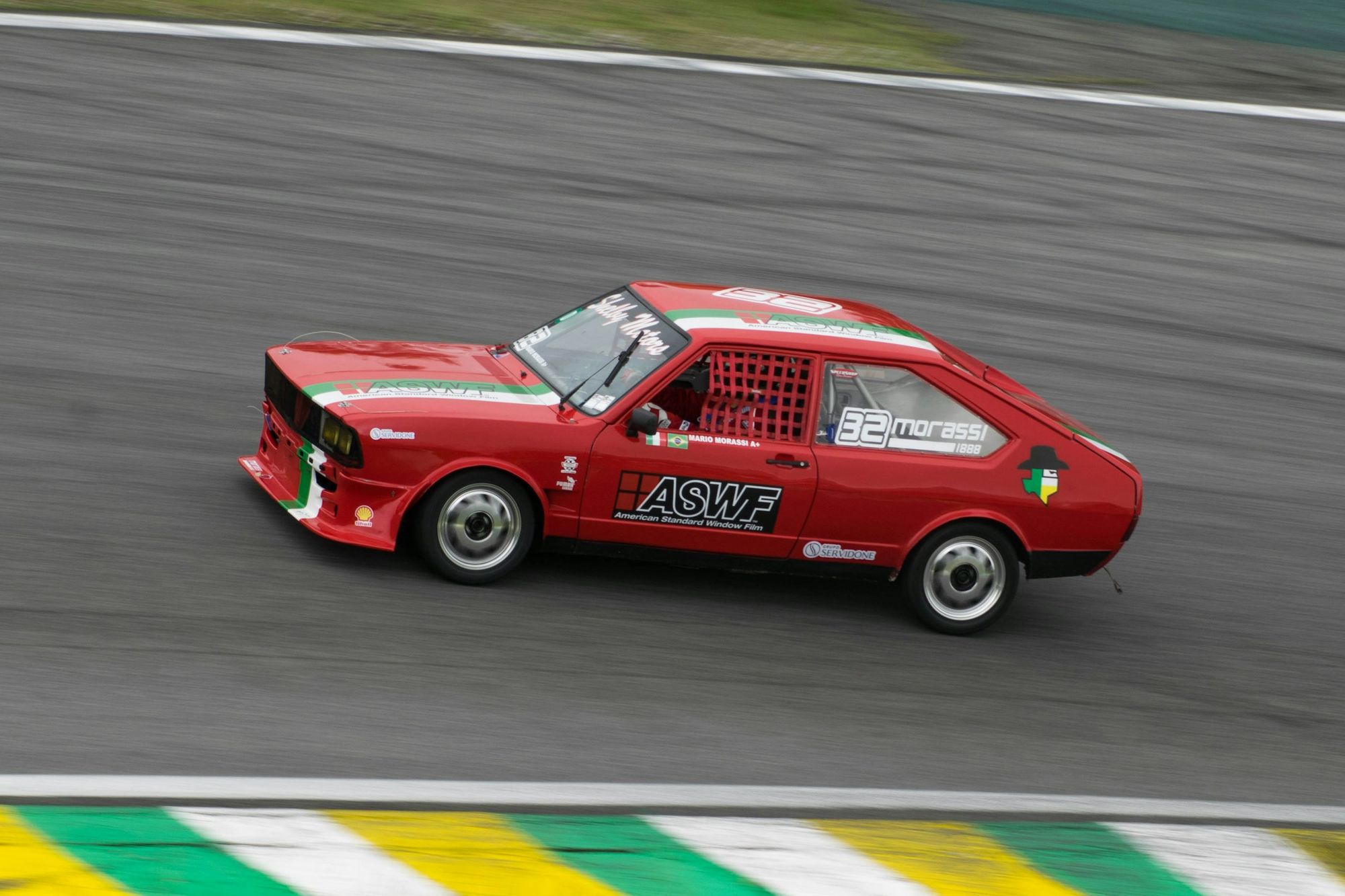 Zebra verde e amarela na pista do Autódromo de Interlagos