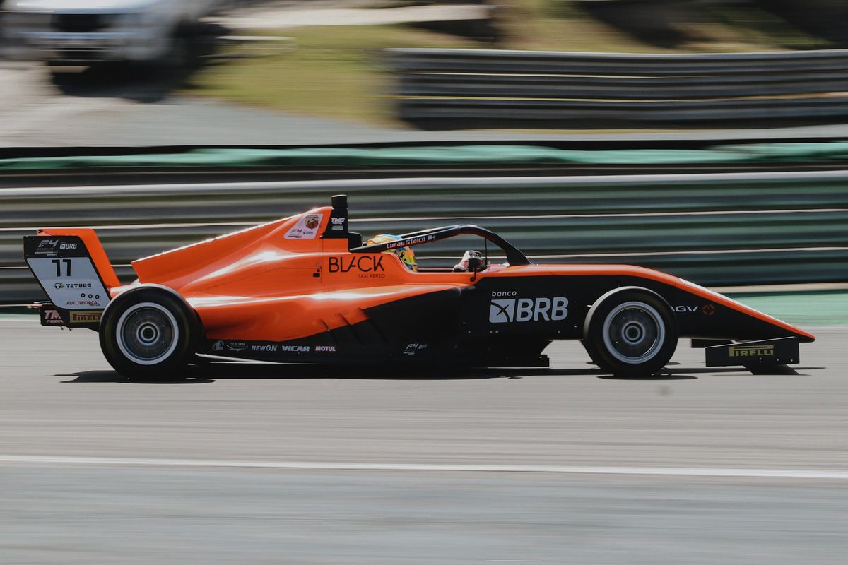 Carro de corrida monoposto em velocidade em Interlagos