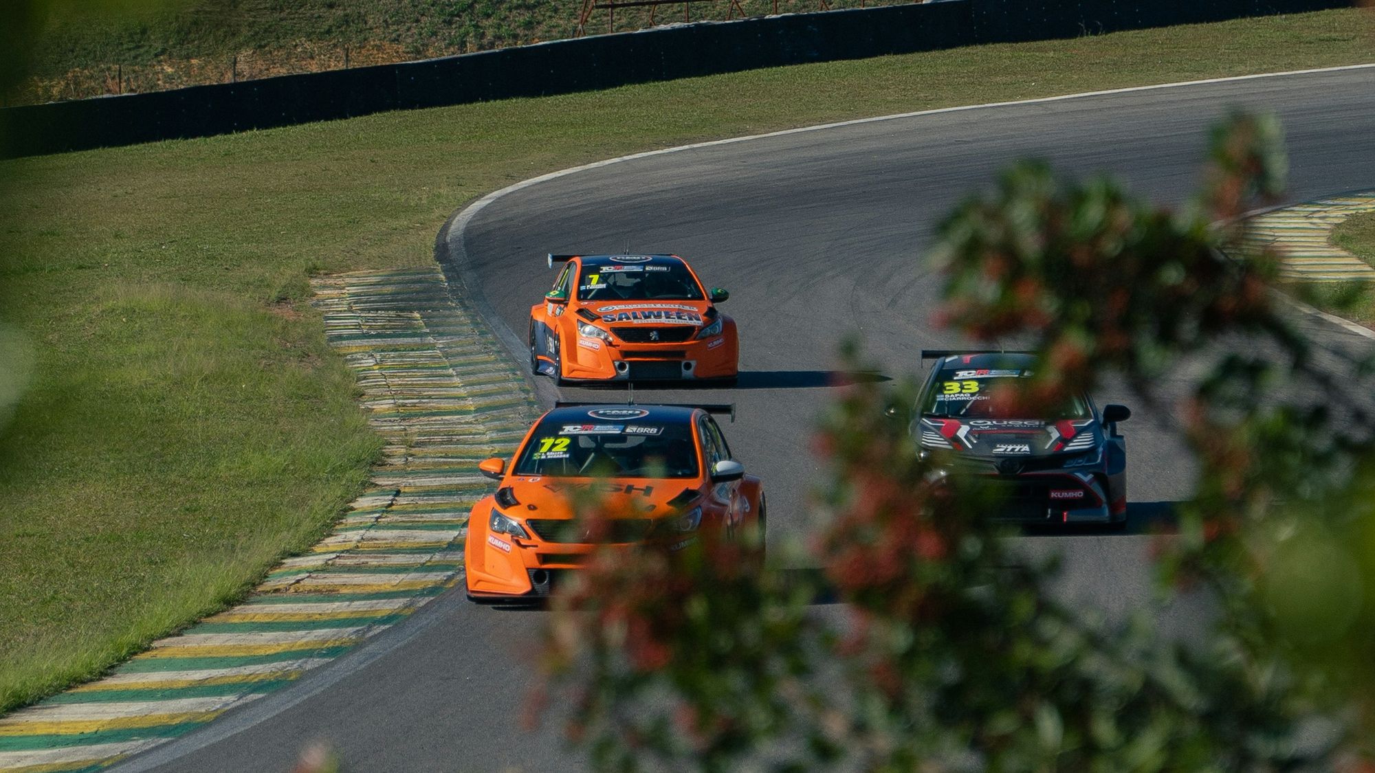 Carros de corrida na pista do Autódromo de Interlagos, ao lado do Hotel Majur