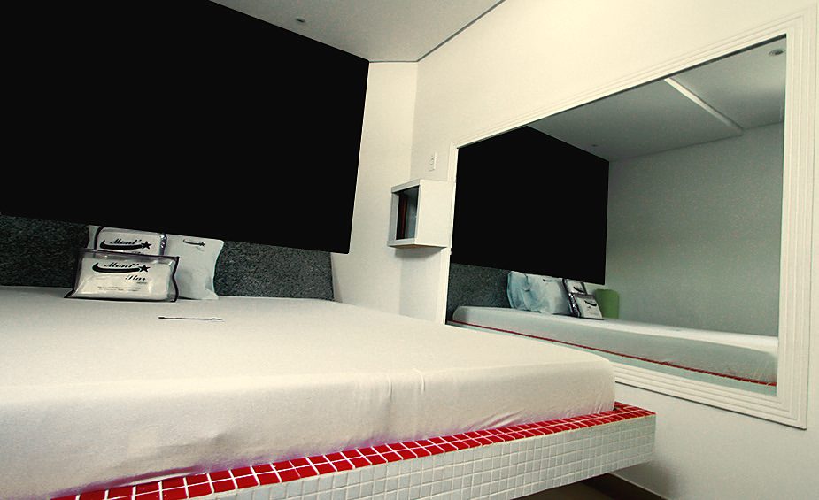 Suíte Master com espelho e cama quadrada