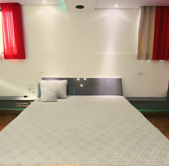 Suíte Plus, a mais ampla do Hotel Majur, com cama quadrada